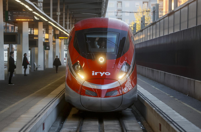Archivo - Un operario del tren Iryo saluda a su llegada a la estación Joaquín Sorolla, a 16 de diciembre de 2022, en Valencia, Comunidad de Valencia (España). Iryo ha estrenado hoy la ruta entre Madrid y Valencia que ya está disponible con cuatro trenes d
