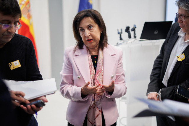 Archivo - La ministra de Defensa, Margarita Robles, ofrece declaraciones a los medios, durante su visita a las instalaciones de la empresa Finanzauto, S.A.U., a 13 de diciembre de 2022, en Arganda del Rey, Madrid (España).