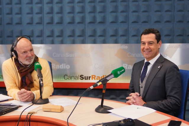 El presidente de la Junta de Andalucía (d.), este martes