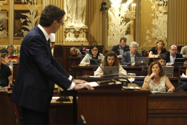 Archivo - El portavoz parlamentario del PP, Toni Costa, y la presidenta del Govern, Francina Armengol, durante una intervención en el Parlament.