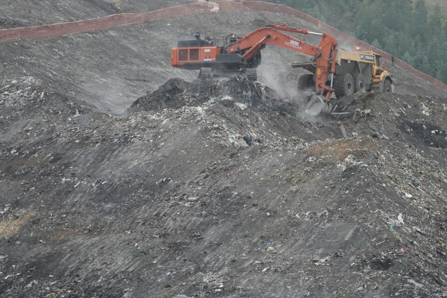Archivo - Una excavadora en el vertedero de Zaldibar, Bilbao, Euskadi (España), a 9 de octubre de 2020