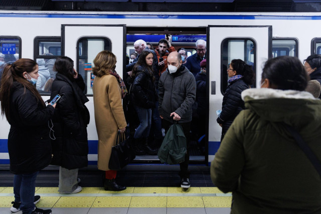 Varias personas salen de un tren de Metro en la estación de Metro de Sol, a 7 de febrero de 2023, en Madrid