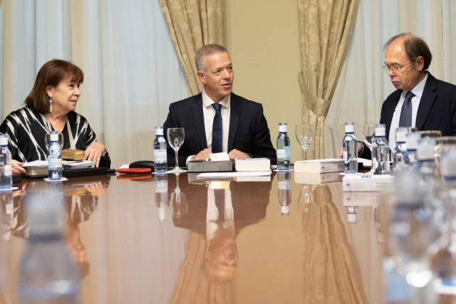 El presidente del Senado, Ander Gil, y los vicepresidentes de la Cámara, Cristina Narbona y Pío García Escudero.