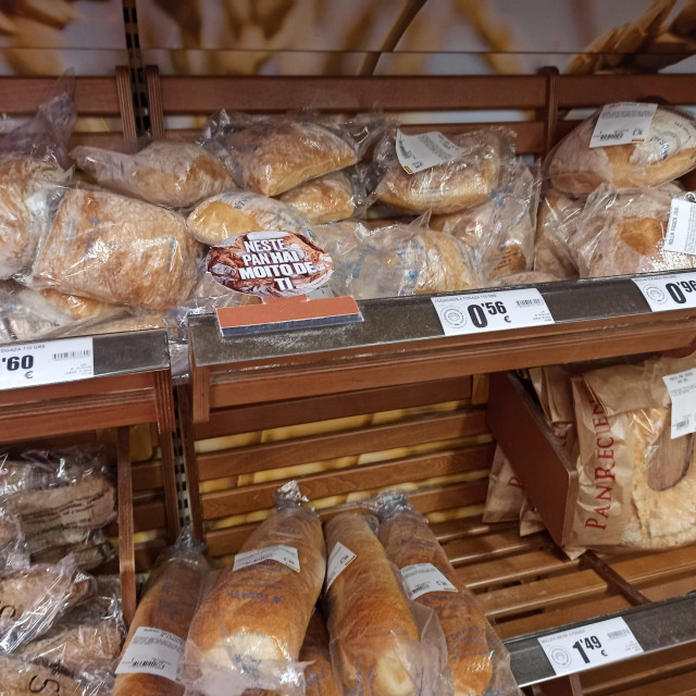 Archivo - Pan en un supermercado