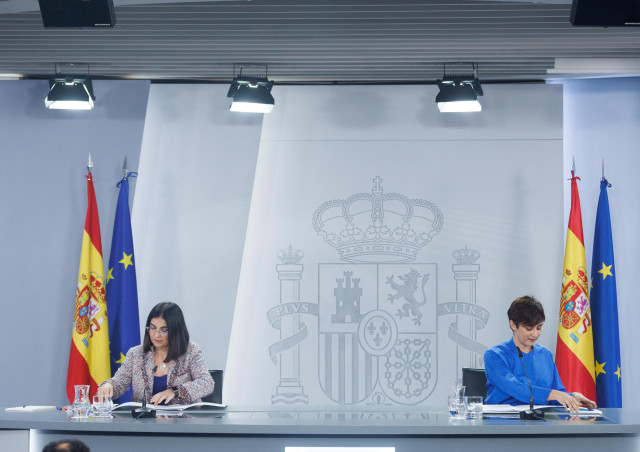 La ministra Portavoz, Isabel Rodríguez (d), y la ministra de Sanidad, Carolina Darias (i), ofrecen una rueda posterior a la reunión del Consejo de Ministros, en el Palacio de la Moncloa, a 7 de febrero de 2023, en Madrid (España). El Consejo de Ministros