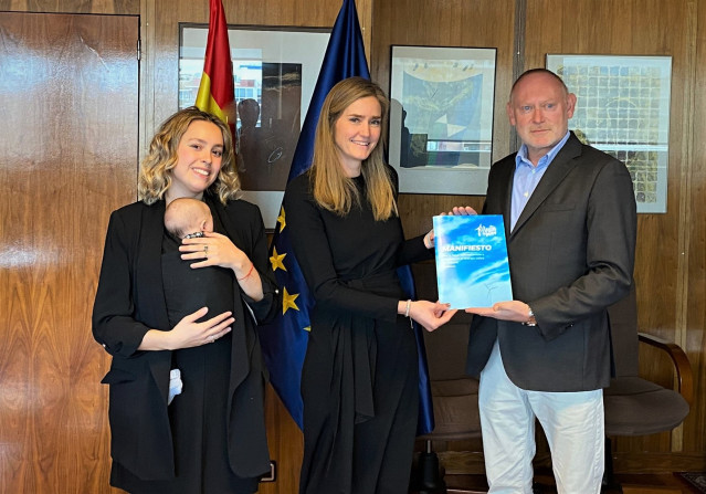 La secretaria de Estado de Energía, Sara Aagesen, con representantes del movimiento 'Vientos de Futuro'