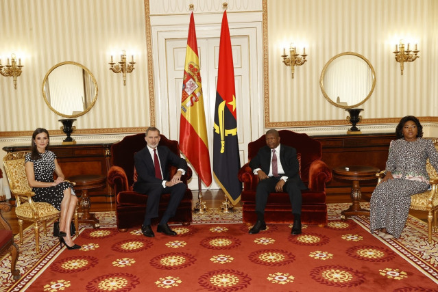 Los Reyes Felipe VI y Letizia junto al presidente de Angola, Joao Lourenço, y la primera dama en el Palacio Presidencial en Luanda durante su visita de Estado