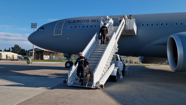 Efectivos de la Unidad Militar de Emergencias (UME) a su llegada a la base aérea militar de Incirlik (Turquía)