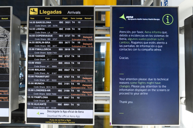 Paneles informativo que anuncian retrasos de llegadas en algunos vuelos de Iberia en la Terminal 4 del Aeropuerto Madrid-Barajas Adolfo Suárez, a 28 de enero de 2023, en Madrid (España).