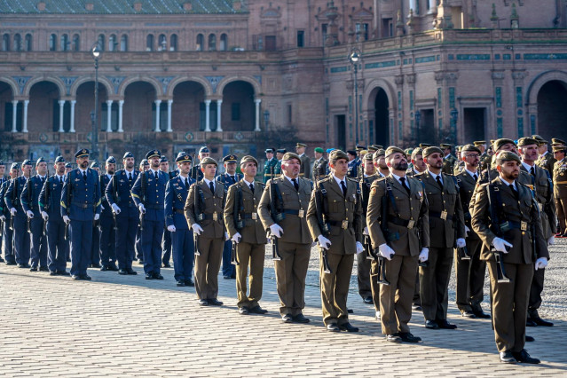Archivo - Destacamento de las fuerzas armadas en la parada militar en la Plaza de España por la Pascua Militar
