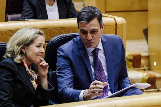 La vicepresidenta primera y ministra de Asuntos Económicos y Transformación Digital, Nadia Calviño, y el presidente del Gobierno, Pedro Sánchez, en un pleno del Senado, a 31 de enero de 2023, en Madrid (España). Esta comparecencia es la primera de este añ
