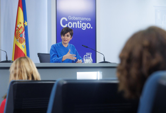 La ministra Portavoz, Isabel Rodríguez, ofrece una rueda posterior a la reunión del Consejo de Ministros, en el Palacio de la Moncloa, a 7 de febrero de 2023, en Madrid (España). El Consejo de Ministros ha aprobado la modificación del Real Decreto de 19 d
