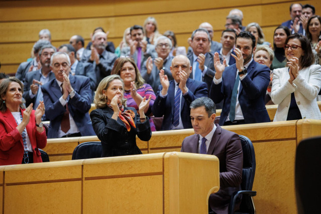Archivo - El presidente del Gobierno, Pedro Sánchez, y la vicepresidenta primera y ministra de Asuntos Económicos y Transformación Digital, Nadia Calviño, durante una sesión de control al Gobierno en el Senado, a 22 de noviembre de 2022, en Madrid (España