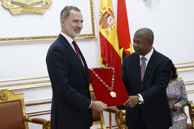 El Rey Felipe VI recibe del presidente de Angola, Joao Lourenço, la condecoración de la Orden de Agostinho Neto