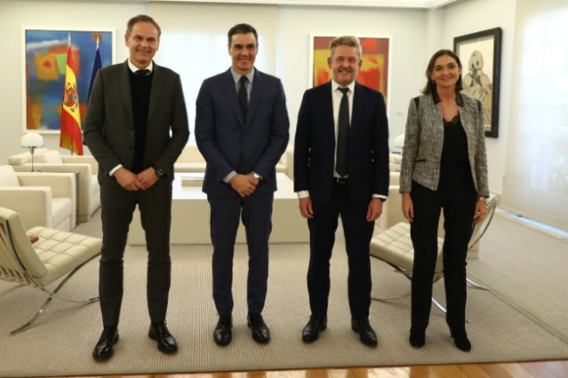 El presidente de Volkswagen, Oliver Blume; el presidente del Gobierno, Pedro Sánchez; el presidente de Seat y de ANFAC, Wayne Griffiths; y la ministra de Industria, Comercio y Turismo, Reyes Maroto.