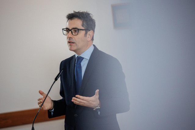 El ministro de la Presidencia, Relaciones con las Cortes y Memoria Democrática, Félix Bolaños, interviene durante su visita a la exposición 