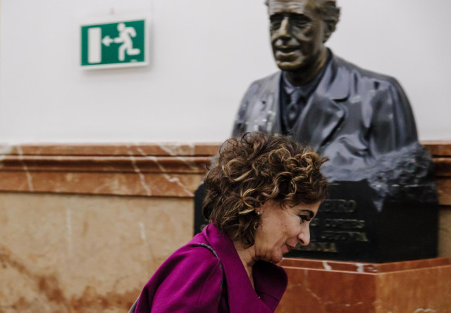 La ministra de Hacienda y Función Pública, María Jesús Montero, durante una sesión plenaria en el Congreso de los Diputados, a 7 de febrero de 2023, en Madrid (España). El Pleno del Congreso debate hoy una proposición no de ley del PP para impulsar una ba