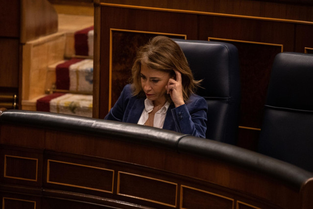 La ministra de Transporte, Movilidad y Agenda Urbana, Raquel Sánchez, durante una sesión de control al Gobierno, en el Congreso de los Diputados, a 8 de febrero de 2023, en Madrid (España). Durante las sesión de control al Gobierno, Sánchez responde a pre