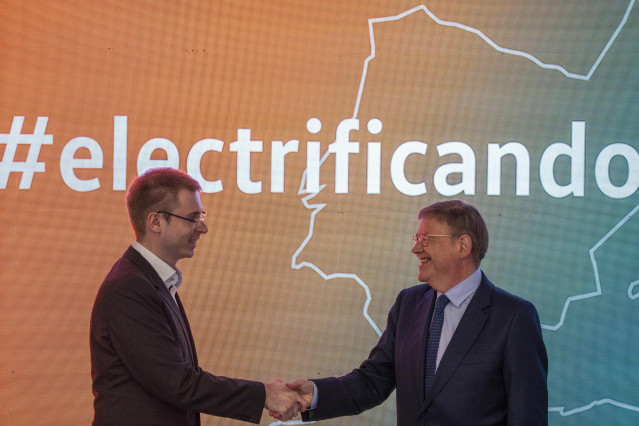 Archivo - El president de la Generalitat, Ximo Puig (d), da la mano al Jefe de Operaciones de PowerCo, Sebastian Wolf, en la firma con representantes de PowerCo (Grupo Volkswagen) del convenio de colaboración para el desarrollo de la planta de baterías de