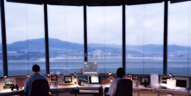 Archivo - Torre de control del aeropuerto de Bilbao