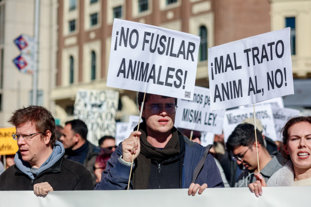 Un grupo de personas sujetan pancartas en una concentración bajo el lema ‘No a la caza’, en Madrid