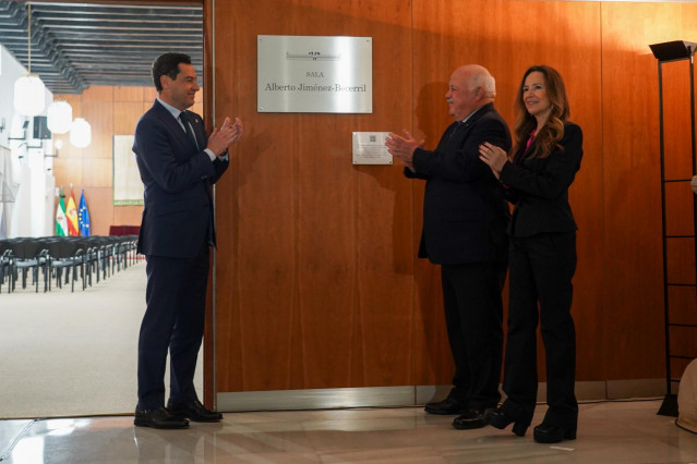 El presidente de la Junta de Andalucía, Juanma Moreno con la presidenta de la presidenta de la Fundación Teresa Jiménez-Becerril y el presidente del parlamento, Jesús Aguirre, descubre la placa en memoria de Alberto Jiménez- Becerril a 08 de febrero del 2