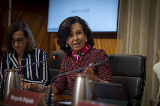 Archivo - La presidenta del Banco Santander, Ana Patricia Botín, participa en la mesa redonda ‘The future is here: challenges to banking business models’ ('El futuro ya está aquí: retos para los modelos de negocio bancario'), en la sede del Banco de Españ