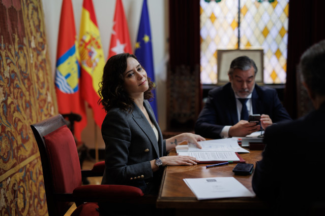 La presidenta de la Comunidad de Madrid, Isabel Díaz Ayuso, preside la reunión del Consejo de Gobierno, en el Ayuntamiento de Alcalá de Henares.