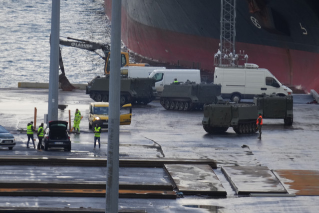 Embarque de los 20 vehículos blindados de transporte de personal que España envía a Ucrania en el Finneco 1, barco Ro-Ro Cargo Ship, desde el Puerto de Bilbao, a 7 de febrero de 2023, en Bilbao, Vizcaya, País Vasco (España).