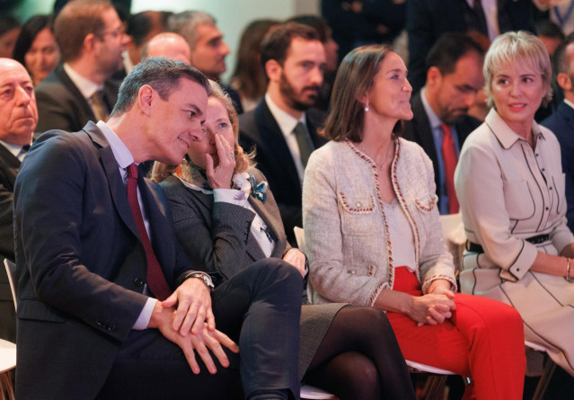 El presidente del Gobierno, Pedro Sánchez, y la vicepresidenta primera y ministra de Asuntos Económicos y Transformación Digital, Nadia Calviño, conversan durante la clausura del acto 'Emprendiendo el futuro que queremos', en la Real Fábrica de Tapices