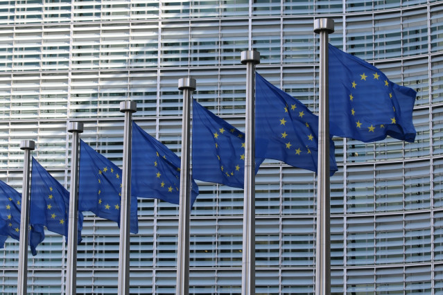 Archivo - Banderas de la UE.