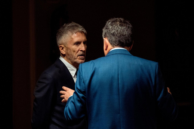 El ministro de Interior, Fernando Grande-Marlaska, y el portavoz del PNV, Aitor Esteban, conversan en el Congreso de los Diputados