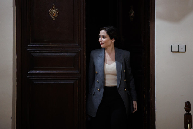 La presidenta de la Comunidad de Madrid, Isabel Díaz Ayuso, a su llegada a una rueda de prensa tras la reunión del Consejo de Gobierno, en el Ayuntamiento de Alcalá de Henares, a 8 de febrero de 2023