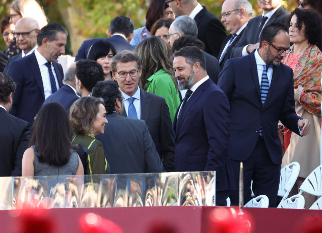 Archivo - El presidente del PP, Alberto Núñez Feijóo. y el líder de Vox, Santiago Abascal, durante el acto solemne de homenaje a la bandera nacional y desfile militar en el Día de la Hispanidad, a 12 de octubre de 2022, en Madrid (España).