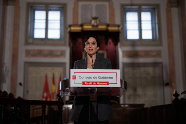 La presidenta de la Comunidad de Madrid, Isabel Díaz Ayuso, ofrece una rueda de prensa tras la reunión del Consejo de Gobierno, en el Ayuntamiento de Alcalá de Henares, a 8 de febrero de 2023, en Alcalá de Henares