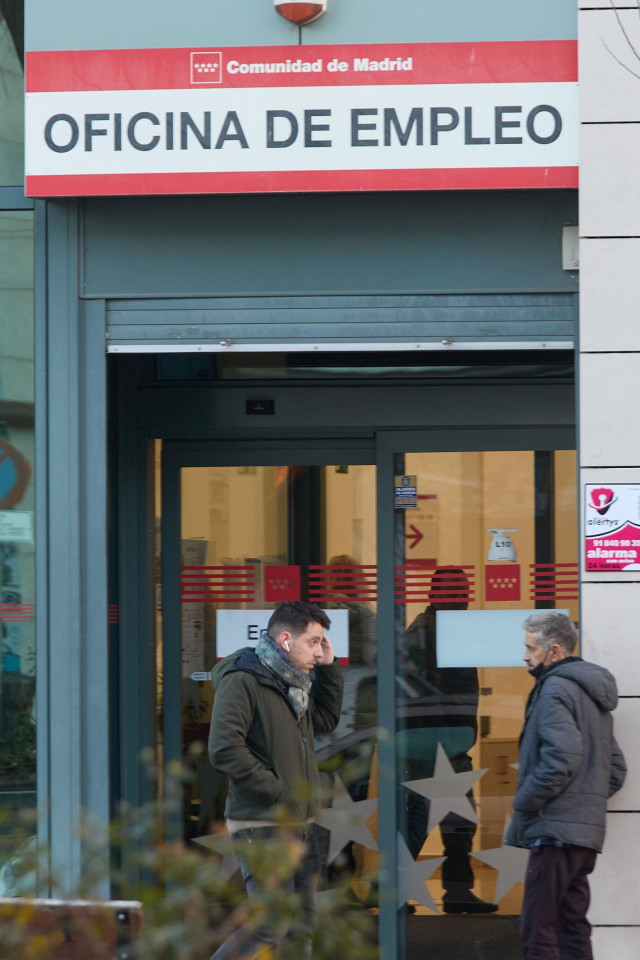 Archivo - Dos personas en la puerta de la oficina del Servicio Público de Empleo Estatal (SEPE) de la calle de Méndez Álvaro, a 3 de enero de 2023, en Madrid (España). El paro registrado en las oficinas de los servicios públicos de empleo registró en 2022