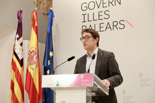 Archivo - El portavoz del Govern, Iago Negueruela, en una rueda de prensa del Consell de Govern.