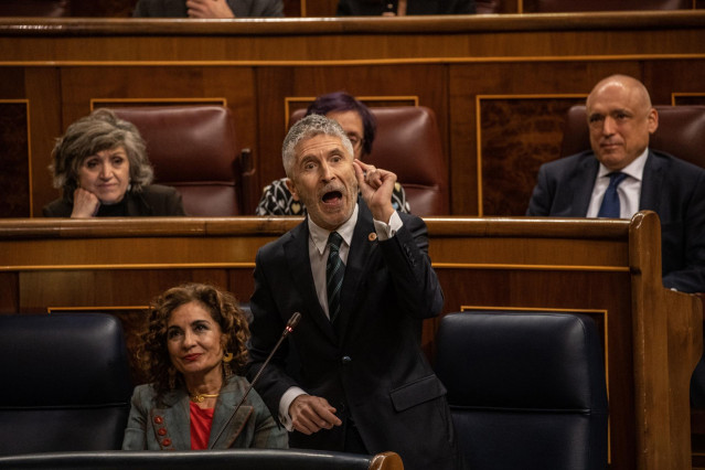 El ministro de Interior, Fernando Grande-Marlaska, interviene durante una sesión de control al Gobierno, en el Congreso de los Diputados, a 8 de febrero de 2023, en Madrid (España).