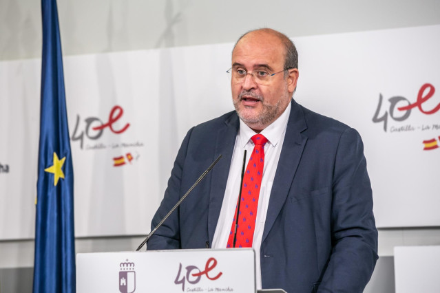 Archivo - El vicepresidente de Castilla-La Mancha, José Luis Martínez Guijarro, en rueda de prensa.