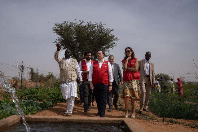 El ministro de Asuntos Exteriores, Unión Europea y Cooperación, José Manuel Albares, llega a la aldea de Ganguel, cerca de Niamey, para visitar un proyecto financiado por AECID