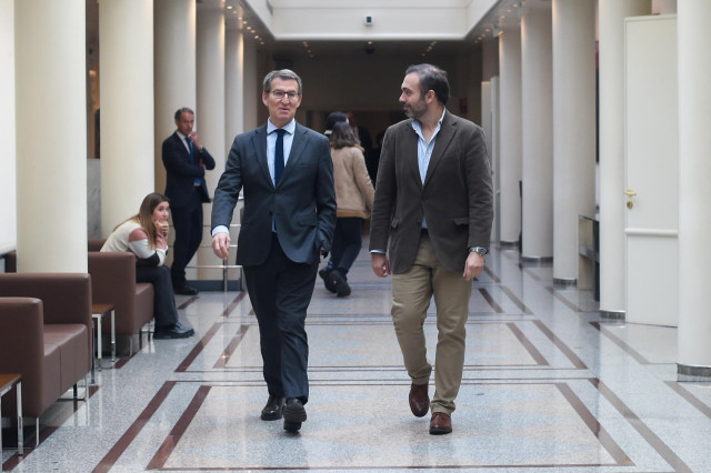 El presidente del PP, Alberto Núñez Feijóo (i), a su llegada a una sesión plenaria, en el Senado, a 8 de febrero de 2023, en Madrid (España).