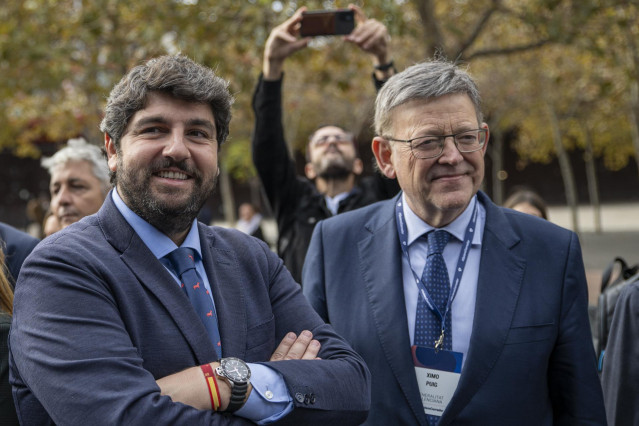 Archivo - El 'president' de la Generalitat, Ximo Puig (d), y el presidente de la Región de Murcia, Fernando López Miras (i), en una imagen de archivo