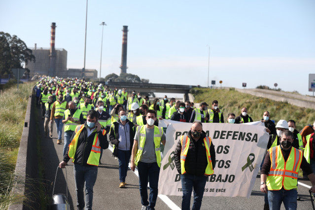 Archivo - Decenas de trabajadores de la fábrica de Ence se manifiestan por el cierre de la fábrica, en Lourizán, Pontevedra, Galicia (España), a 9 de marzo de 2021. Decenas de trabajadores de la fábrica de Ence, situada junto a la ría de Pontevedra en Lou