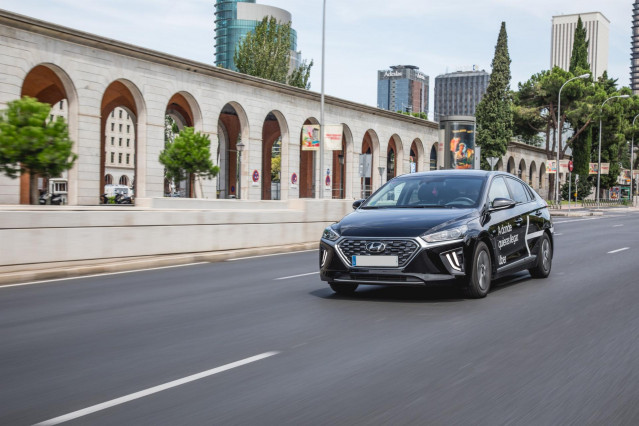 Archivo - Coche de Uber en Madrid.