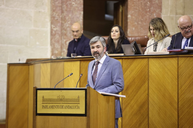 El alcalde de Coría del Río (Sevilla) , Modesto González, defiende ante el Pleno del Parlamento la proposición de ley tramitada como una iniciativa legislativa municipal, que pedía moratoria de megaproyectos de energías renovables