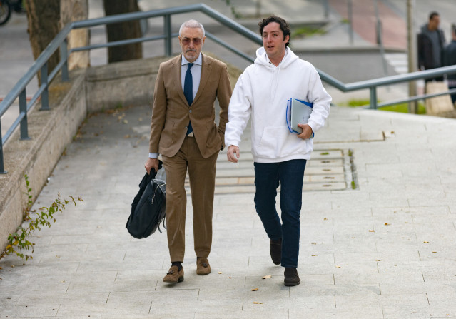 Archivo - Francisco Nicolás Gómez Iglesias, conocido como ‘El Pequeño Nicolás’ (d), acompañado de su abogado, a su llegada a un juicio en la Audiencia Provincial de Madrid, a 7 de noviembre de 2022, en Madrid (España).