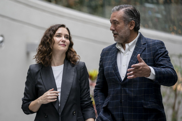 Archivo - La presidenta de la Comunidad de Madrid, Isabel Díaz Ayuso y el consejero de Presidencia, Justicia e Interior, Enrique López, a su llegada a la Agencia de Seguridad y Emergencias de Madrid (ASEM 112), a 23 de diciembre de 2022, en Pozuelo de Ala