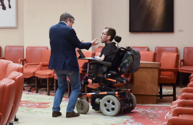 Archivo - El portavoz del PSOE en el Congreso , Patxi López (i) y su homólogo en Unidas Podemos, Pablo Echenique (d), conversan a su llegada a una reunión de Junta de Portavoces, en el Congreso de los Diputados, a 20 de septiembre de 2022, en Madrid (Espa