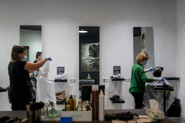 Archivo - Dos empleadas de una peluquería