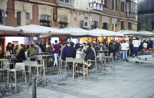 Archivo - Comensales sentados en la terraza de un establecimiento de Santander
